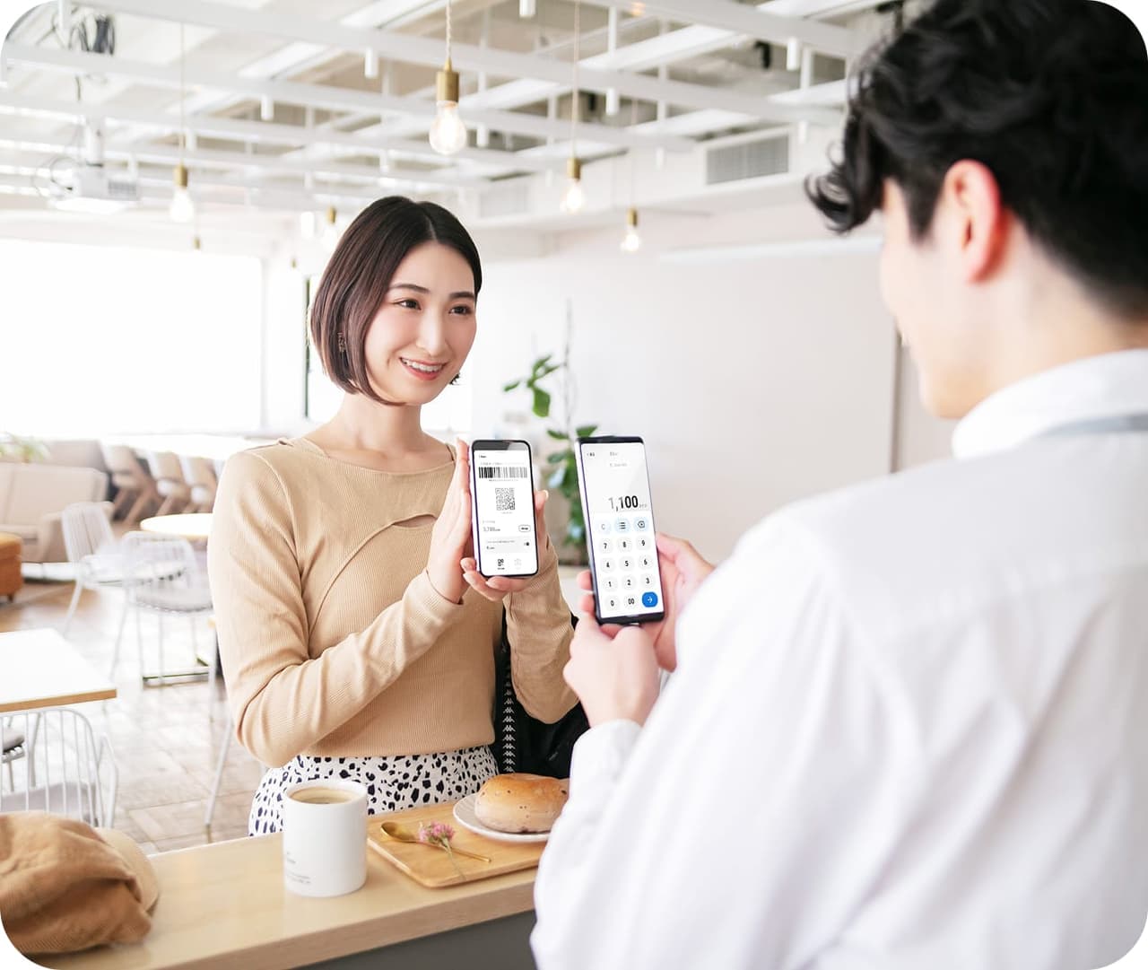 カフェでPokepayサービスを利用してQRコード決済を行う様子